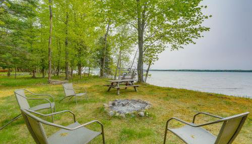 Waterfront Torch Lake Cottage with Dock and Fire Pit! - Foto 2