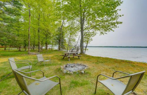 Waterfront Torch Lake Cottage with Dock and Fire Pit! - Foto 2