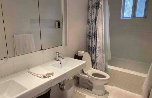 Renovated and Spacious Summer Home with Water View - Foto 21