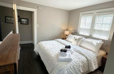 Walk Downtown & River Stylish Cozy Stay w Huge Porch - Foto 13