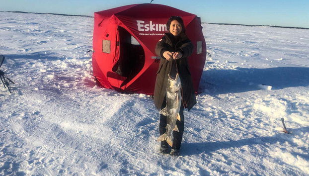 Pêche de poissons sur glace