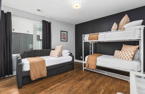 Home with Rooftop Deck & Garage, 2 miles to Downtown Broadway - Foto 9