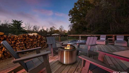 Creekside Oasis - 5BR Retreat with Pool & Hot Tub - Foto 4