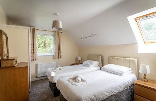 Norbury, woodland lodge with hot tub for 12 - Foto 4