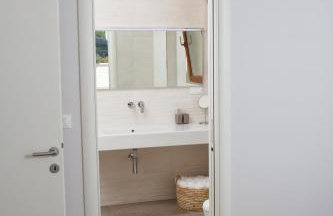 Luxury Poolside Villa - Photo 17