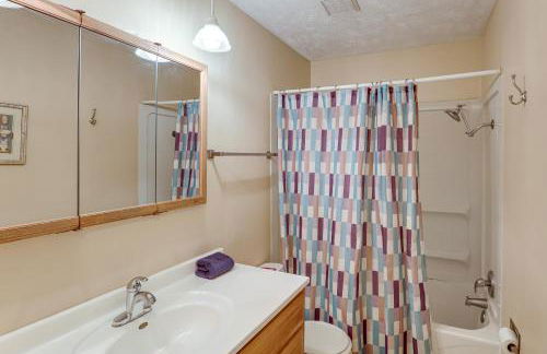 Bring the Family! Suburban Home with Yard in Omaha - Foto 14