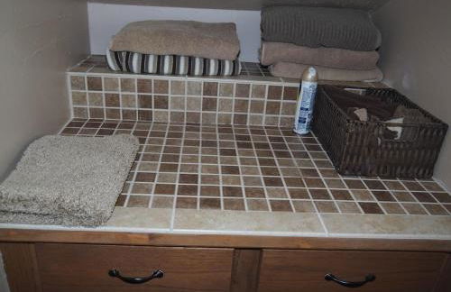 The Cute & Cozy - Upper Apt - Great Location! - Foto 35