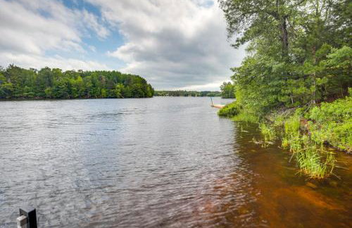 Tranquil Lakefront Cabin Fire Pit, Grill and Patio - Foto 30
