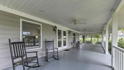 Remodeled Pittsboro Farmhouse Sitting on 220 Acres - Foto 3