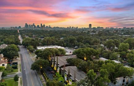 Modern 2BR Dallas Loft w Private Outdoor Terrace - Foto 36