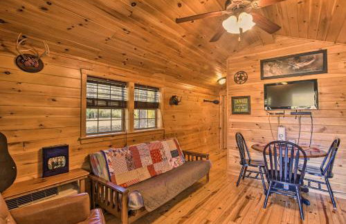 Rural Cabin Hideaway with Fire Pit and Mtn Views! - Foto 1
