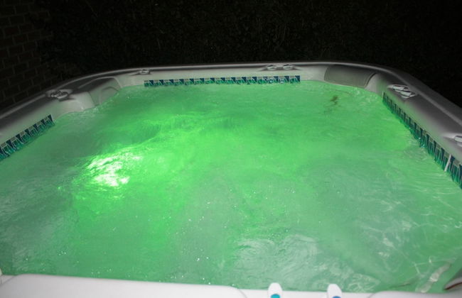 Modern Stay With Hot Tub - Photo 17