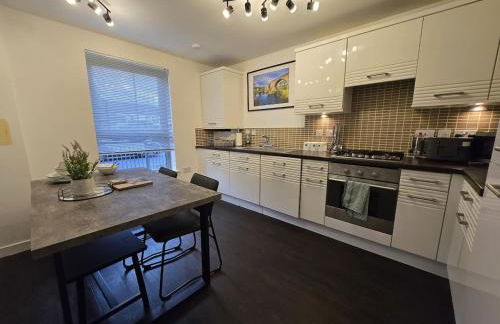 Modern Stirling Apartment - Free Parking - Photo 10