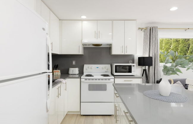 Stylish 1 BR Suite in North Vancouver 10 Mins ski - Photo 5