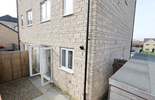 Gregor Place Modern four Bedroom House in Calne with Private Parking, perfect for teams or families staying in the area, Long stays welcome - Photo 46