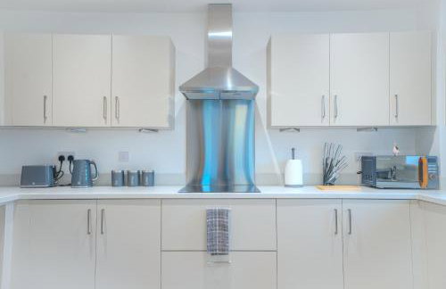 2 Bed Stylish Stay - By Holiday homes - Foto 22