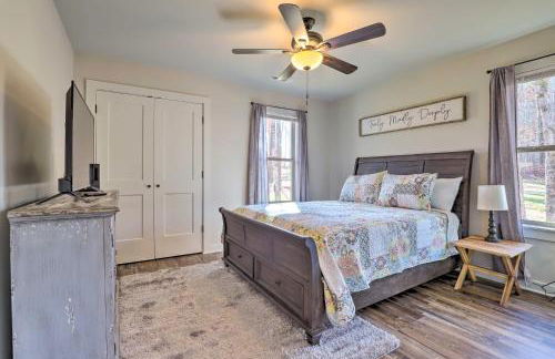 Creek-View Getaway with Deck, Yard, and Fire Pit! - Foto 8