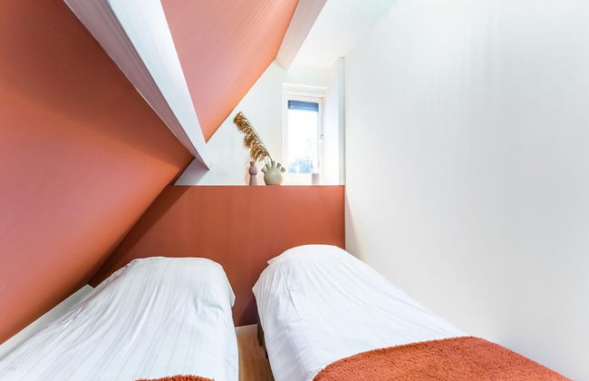 Stylish Holiday Home With Private Garden - Photo 2