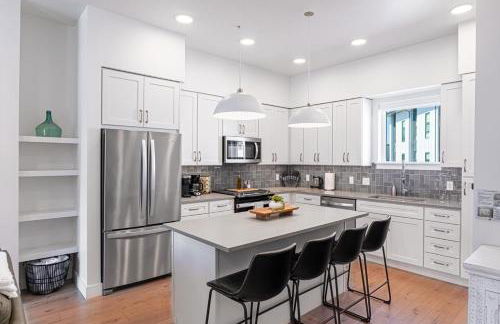 Dwntn Lux Townhome - Best Amenities- 3BD, 4BA - Photo 2