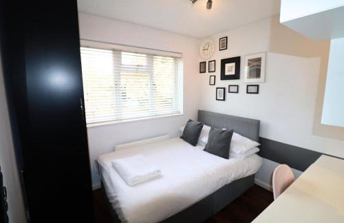 Binfield - Spacious Luxurious Four Bedroom House - Photo 13