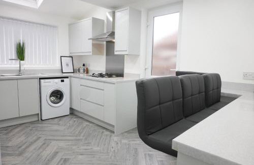 Central Location Liverpool, Modern Home, 4 BR, Sleeps 9, Free Parking - Foto 20