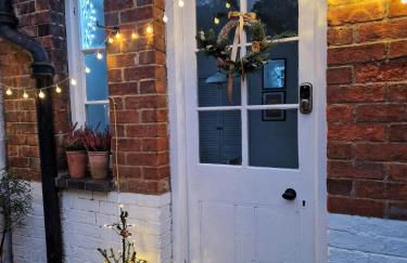 Cheerful 3 bed Grade II Central Cottage - Foto 24