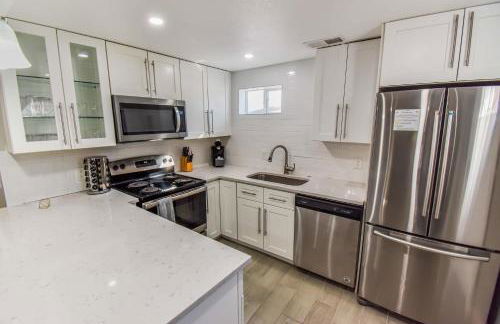 Vibrant & Cozy Two Bedroom Lower Unit King Beds - Foto 2