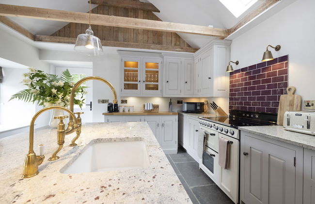 JOIVY Exceptional Cottage W/ Stunning Country Views - Photo 25