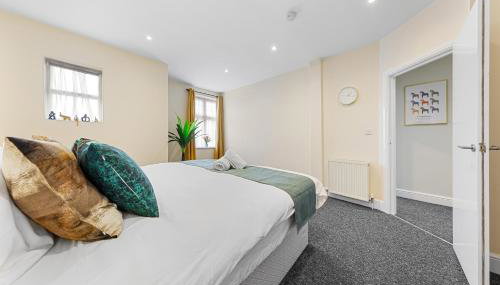 Spacious London 2-Bed Flat with a King Bed-Save on Long Stays-5 Separate Beds- Parking Available! - Foto 2