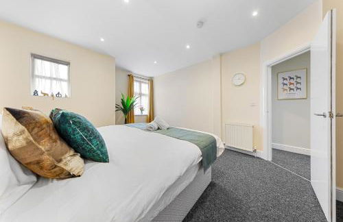 Spacious London 2-Bed Flat with a King Bed-Save on Long Stays-5 Separate Beds- Parking Available! - Foto 2