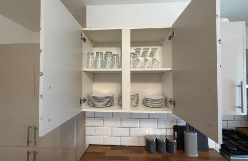 Central 3BR Home - Huddersfield Serviced Accomodation - Walk to Station & Town - Business Travellers - Families - Students - Photo 10