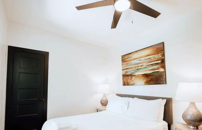 Cozy 6BR Home Near Plaza Dist -sleeps 15 - Photo 32