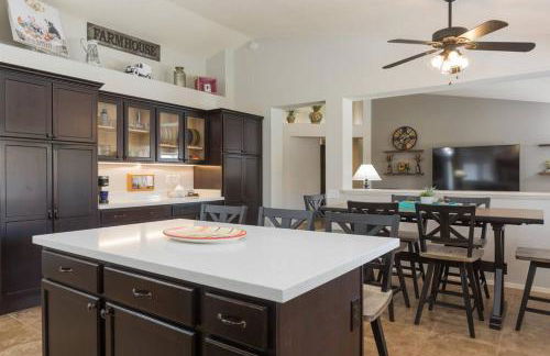 Cozy home with pool, fire table, BBQ, RV parking - Foto 10