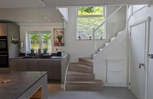 Unique, Spacious, Self-Built Eco Home with huge garden and movie room - Photo 20