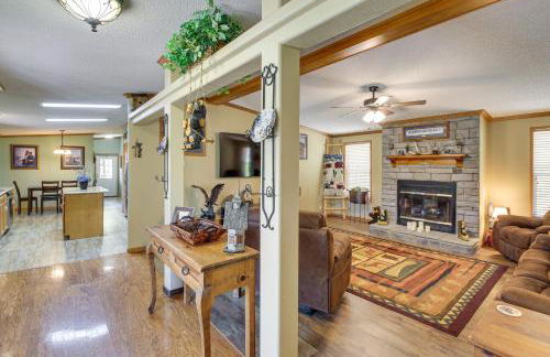 Lakefront Arkansas Home with Dock and Sunroom - Foto 6