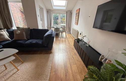 Cosy 4BR house, West Didsbury, bars and restaurants close by, Free Parking, Sleeps 8 - Photo 16