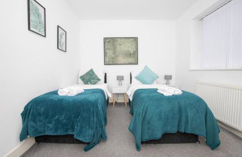 Spacious 4BR Home in Manchester with Parking & Wi-Fi - Foto 24