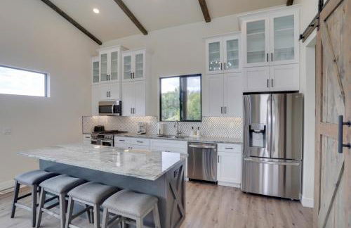 Chic Utah Getaway with Fireplace, Sauna and 2 Decks! - Photo 7