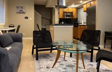 Designer Themed 4 Bedroom in Best Location with Patio and Fireplace - Foto 3