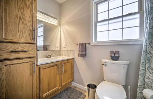 Renovated Logan Home with Pond and Fire Pit - Foto 24