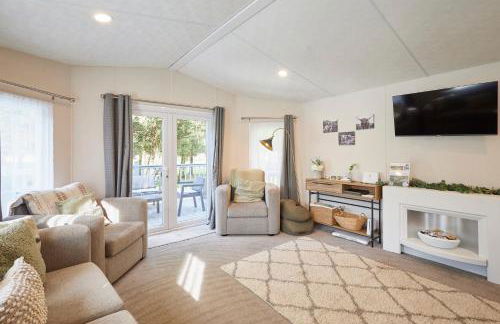 Pine Lodge with Hot Tub - Foto 9