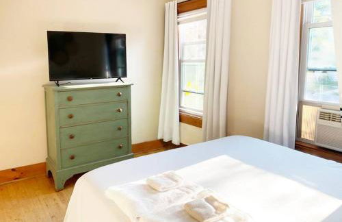 Cozy 3 Bedroom Getaway with Hot Tub - Foto 8