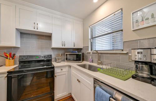 1 Mi to BOA Stadium! Walkable Condo with Porch - Foto 9