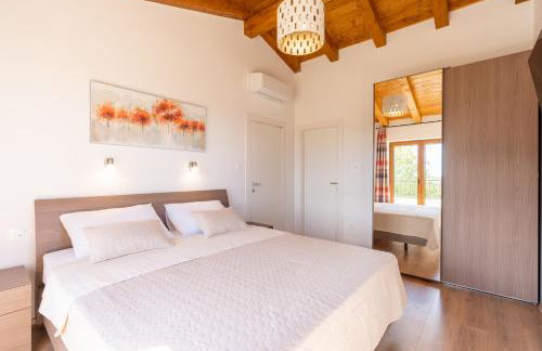 Villa atop the village with stunning view - Foto 39