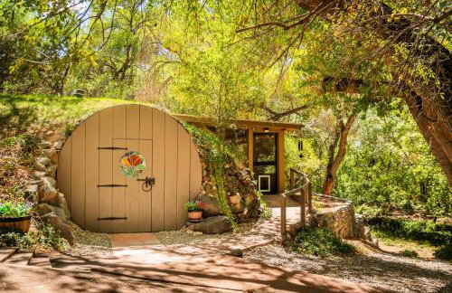 Myrinn-Hobbit Cottage on the Creek Storybook Stay - Foto 66