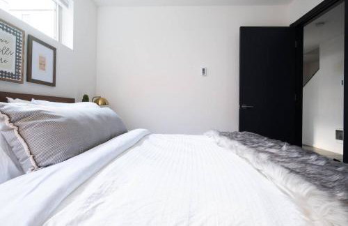 Walk to Restaurants from a Designer Cap Hill Home - Foto 54