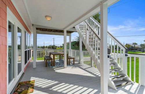 Coastal bungalow with huge yard, comfy deck and close to beach - Foto 18