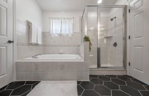 Newly Renovated 4BR 2B Riverview Oasis with King - Foto 36