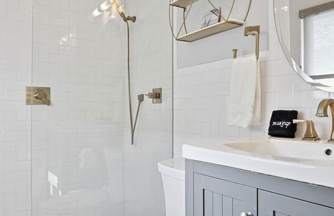 Beach Bliss 10 Mins to Waves 3BR Oasis With Pool - Foto 33