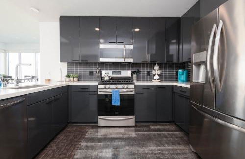 Stylish 3BR High-Rise with Pool, Hot Tub & Rooftop Views - Foto 26